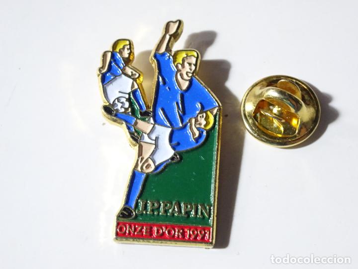 Sammelleidenschaft Sport: PIN DE DEPORTES. F&Uacute;TBOL FRANC&Eacute;S. FRANCIA. JUGADOR JEAN PIERRE PAPIN. ONCE DE ORO 1991