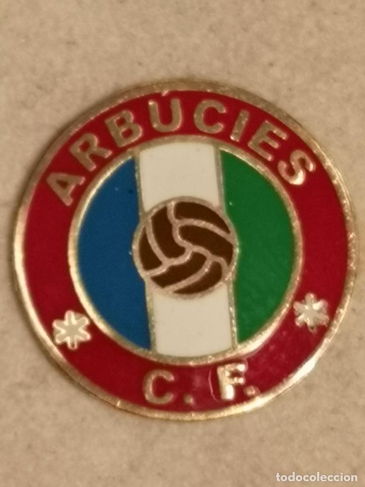Collezionismo sportivo: PIN FUTBOL - GIRONA - ARBUCIES - CF ARBUCIES