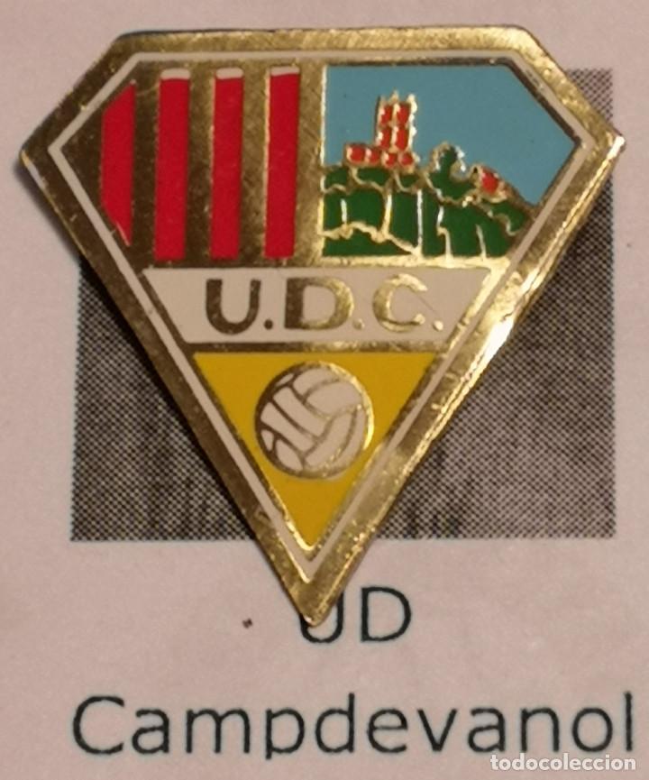 Coleccionismo deportivo: PIN FUTBOL - GIRONA - CAMPDEVANOL UD CAMPDEVANOL - Foto 1