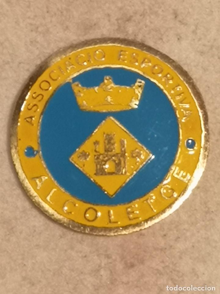 Collezionismo sportivo: PIN FUTBOL - LLEIDA - ALCOLETGE - ASSOCIACI&Oacute; ESPORTIVA ALCOLETGE