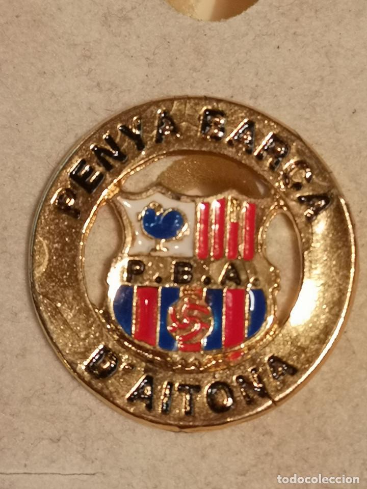 Colecionismo desportivo: PIN FUTBOL - LLEIDA - AITONA - PENYA BAR&Ccedil;A D'AITONA