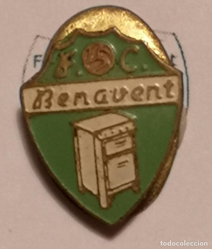 Collezionismo sportivo: PIN FUTBOL - LLEIDA - BENAVENT DE SEGRI&Agrave; - FC BENAVENT - Solapa