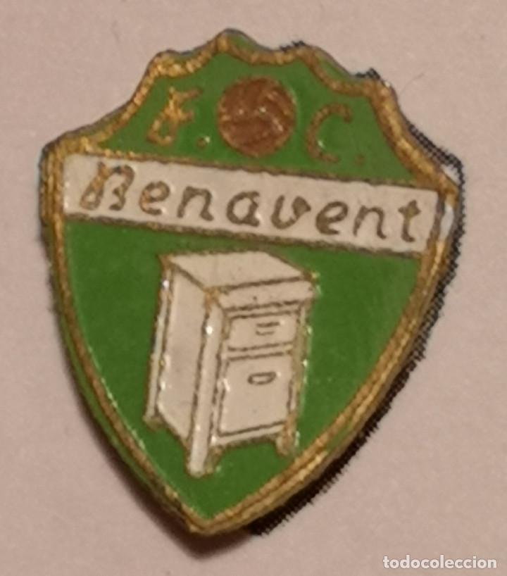 Collezionismo sportivo: PIN FUTBOL - LLEIDA - BENAVENT DE SEGRI&Agrave; - FC BENAVENT