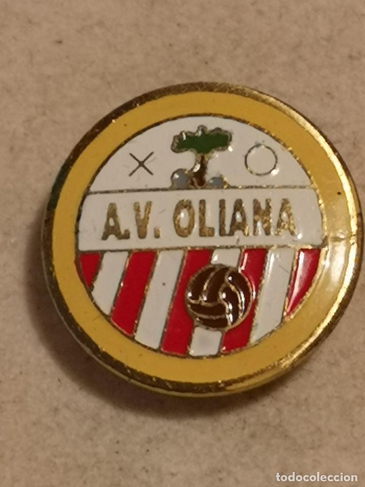 Collezionismo sportivo: PIN FUTBOL - LLEIDA - OLIANA - AV OLIANA - Solapa