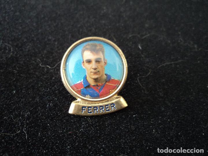 Coleccionismo deportivo: PIN DE ferrer. DREAM TEAM DEL BAR&Ccedil;A. A&Ntilde;OS 90. DIARIO SPORT. diametro 22 mm