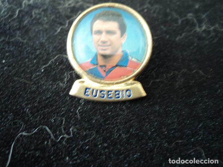 Coleccionismo deportivo: PIN DE eusebio. DREAM TEAM DEL BAR&Ccedil;A. A&Ntilde;OS 90. DIARIO SPORT. diametro 22 mm