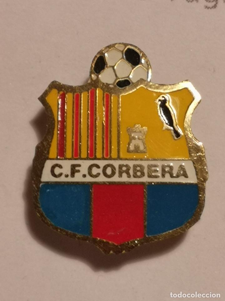 Collezionismo sportivo: PIN FUTBOL - TARRAGONA - CORBERA D'EBRE - CF CORBERA - Solapa