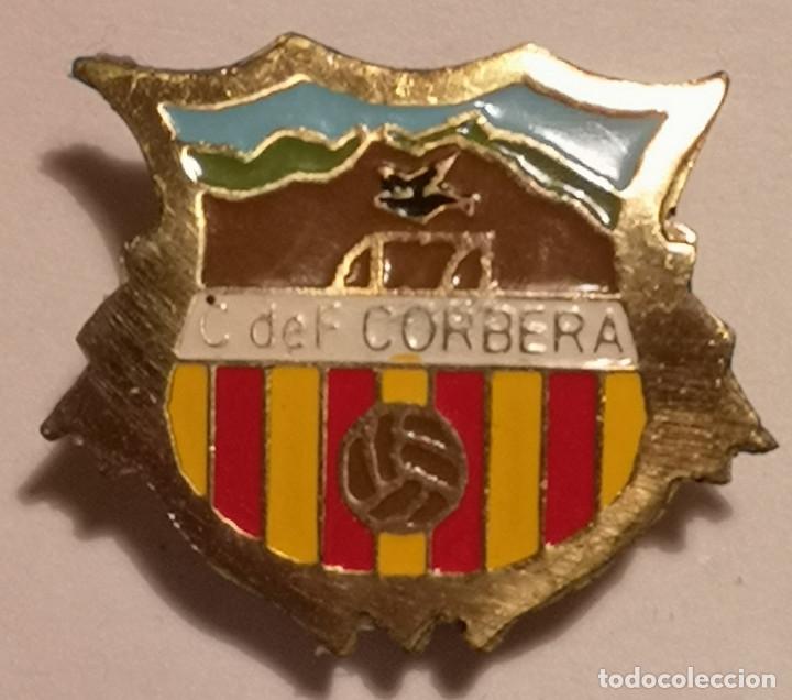 Collezionismo sportivo: PIN FUTBOL - TARRAGONA - CORBERA D'EBRE - CF CORBERA - Solapa