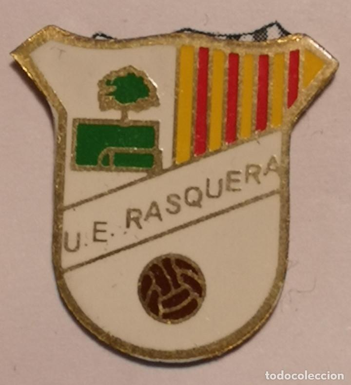 Collezionismo sportivo: PIN FUTBOL - TARRAGONA - RASQUERA - UE RASQUERA