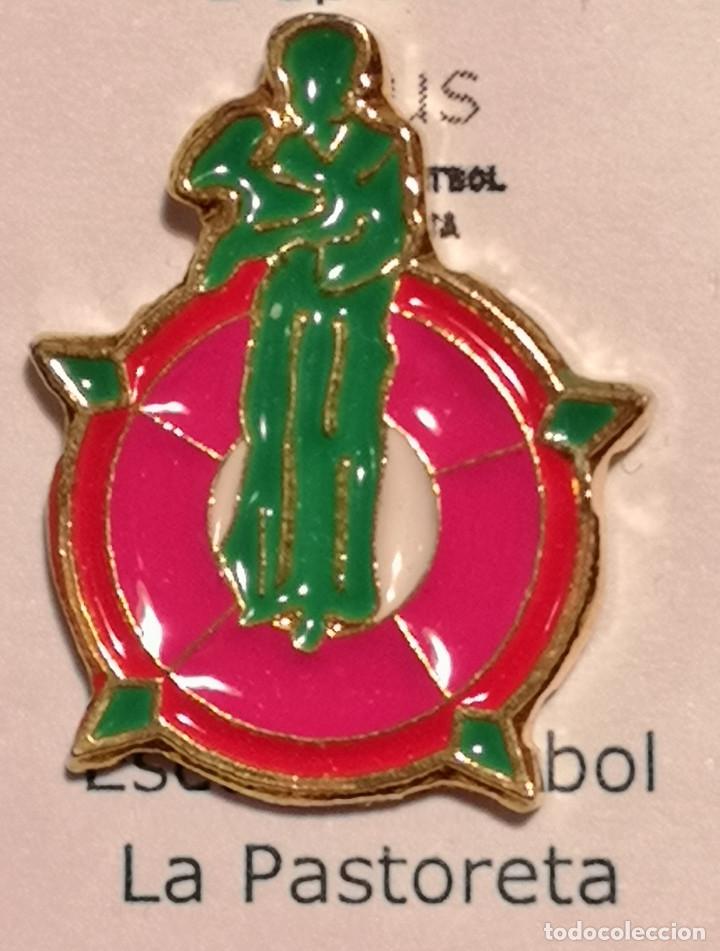 Collezionismo sportivo: PIN FUTBOL - TARRAGONA - REUS - ESCOLA DE FUTBOL LA PASTORETA