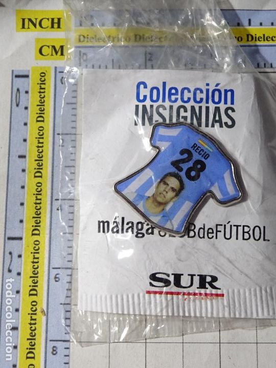 Sammelleidenschaft Sport: PIN DE DEPORTES. M&Aacute;LAGA CLUB DE F&Uacute;TBOL 2011 2012. JUGADOR 28 RECIO. GETAFE