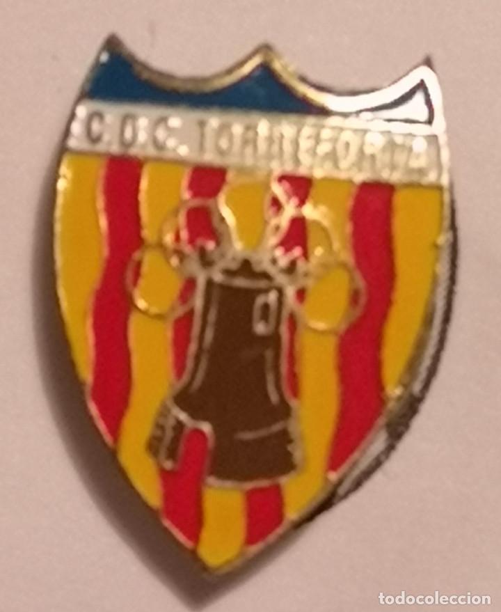 Sammelleidenschaft Sport: PIN FUTBOL - TARRAGONA - CDC TORREFORTA - Solapa