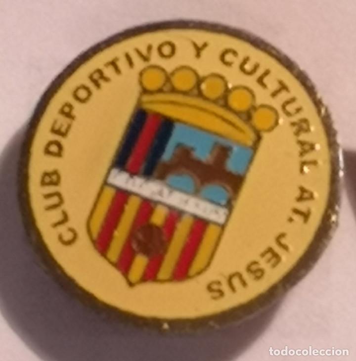 Sammelleidenschaft Sport: PIN FUTBOL - TARRAGONA - TORTOSA - CDC AT. JESUS - Solapa