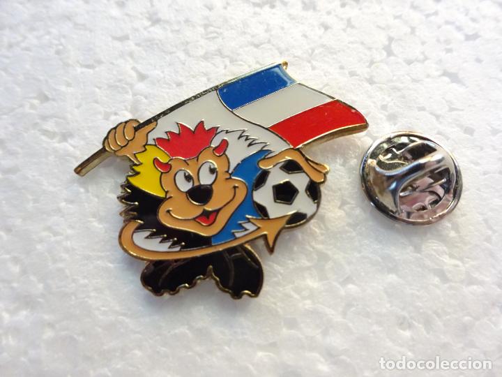 Collezionismo sportivo: PIN DE DEPORTES. F&Uacute;TBOL. EUROCOPA EURO 2000 HOLANDA B&Eacute;LGICA. MASCOTA BENELUCKY SELECCI&Oacute;N FRANCIA