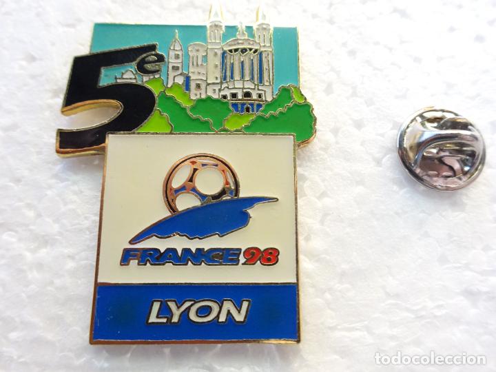 Sammelleidenschaft Sport: PIN DE DEPORTES. F&Uacute;TBOL. MUNDIAL COPA DEL MUNDO FRANCIA 98 1998. SEDE LYON. BAS&Iacute;LICA NOTRE DAME