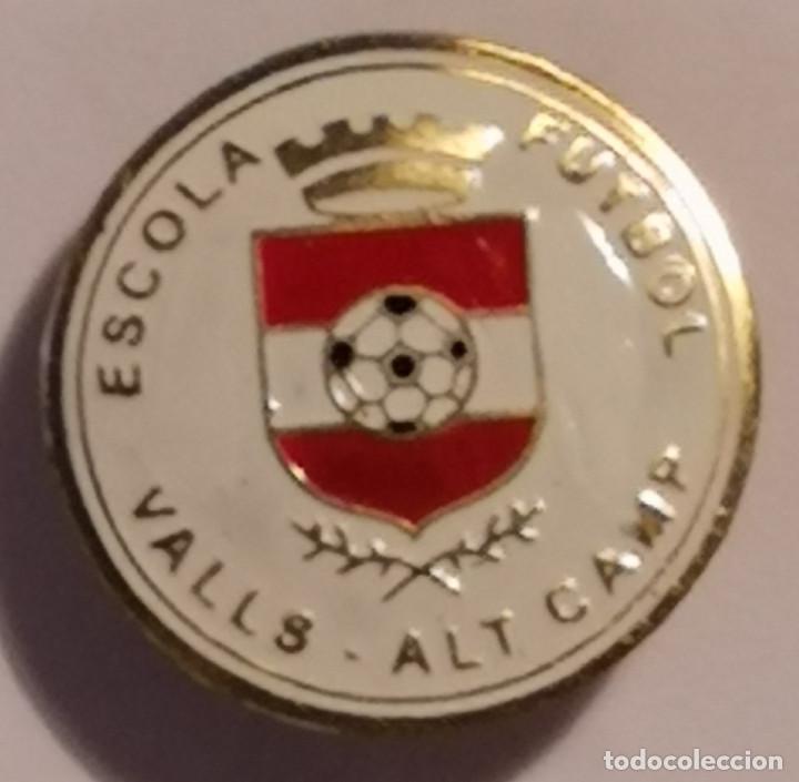 Sammelleidenschaft Sport: PIN FUTBOL - TARRAGONA - VALLS - ESCOLA FUTBOL VALLS ALT CAMP - Solapa