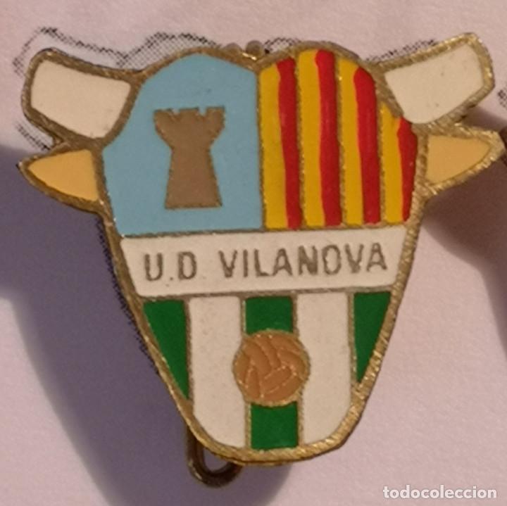 Sammelleidenschaft Sport: PIN FUTBOL - TARRAGONA - VILANOVA D'ESCORNALBOU - UD VILANOVA - Solapa