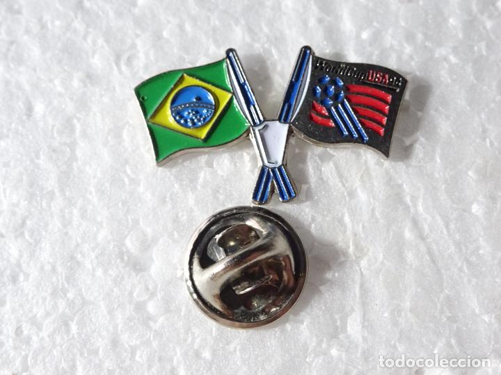 Sammelleidenschaft Sport: PIN DE DEPORTES. F&Uacute;TBOL. MUNDIAL COPA DEL MUNDO ESTADOS UNIDOS 94 1994. BANDERAS WC94 Y BRASIL