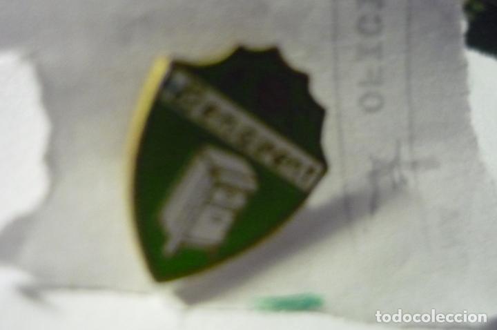 Coleccionismo deportivo: pin f.c-benavent - Foto 1