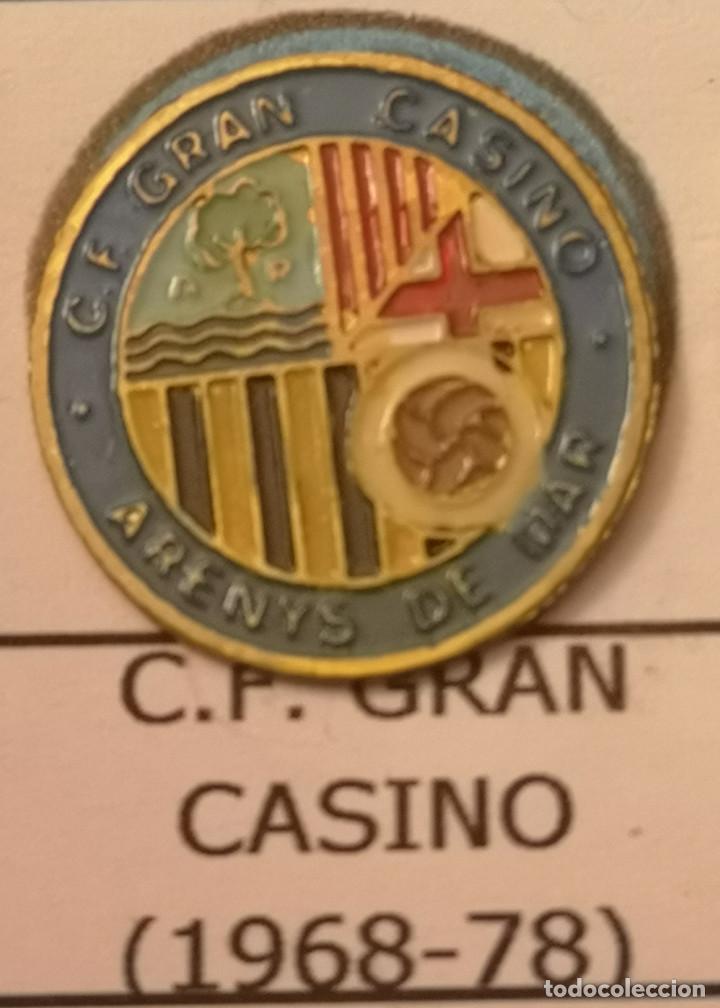 Collezionismo sportivo: PIN FUTBOL - BARCELONA - ARENYS DE MAR - CF GRAN CASINO - Escudo de 1968 a 1978