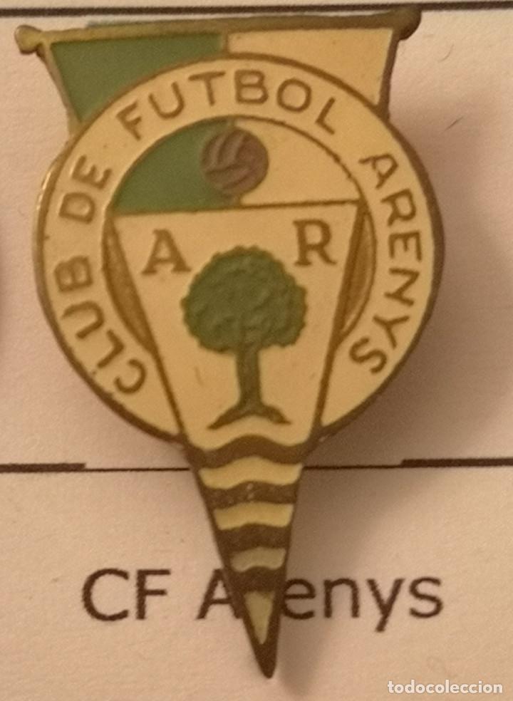 Collezionismo sportivo: PIN FUTBOL - BARCELONA - ARENYS DE MAR - CF ARENYS - Solapa