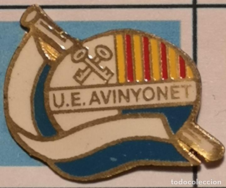 Sammelleidenschaft Sport: PIN FUTBOL - BARCELONA - AVINYONET DEL PENEDES - UE AVINYONET