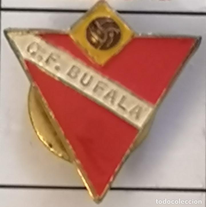 Sammelleidenschaft Sport: PIN FUTBOL - BARCELONA - BADALONA - CF BUFALA - Solapa