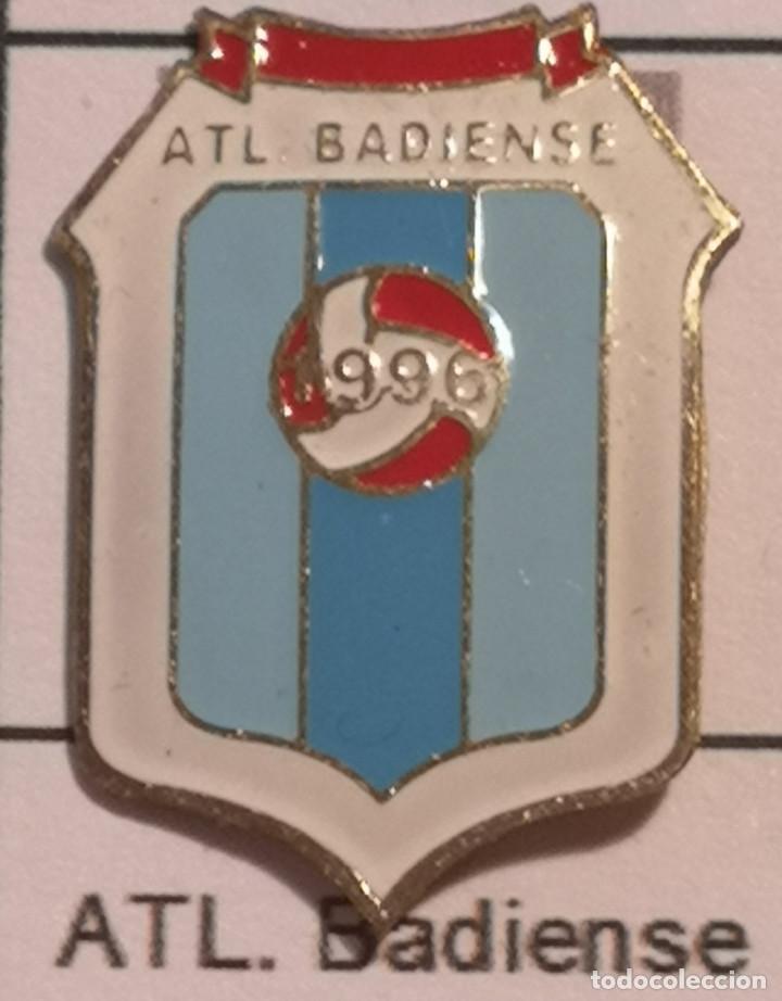 Sammelleidenschaft Sport: PIN FUTBOL - BARCELONA - BADIA DEL VALLES - ATL. BADIENSE