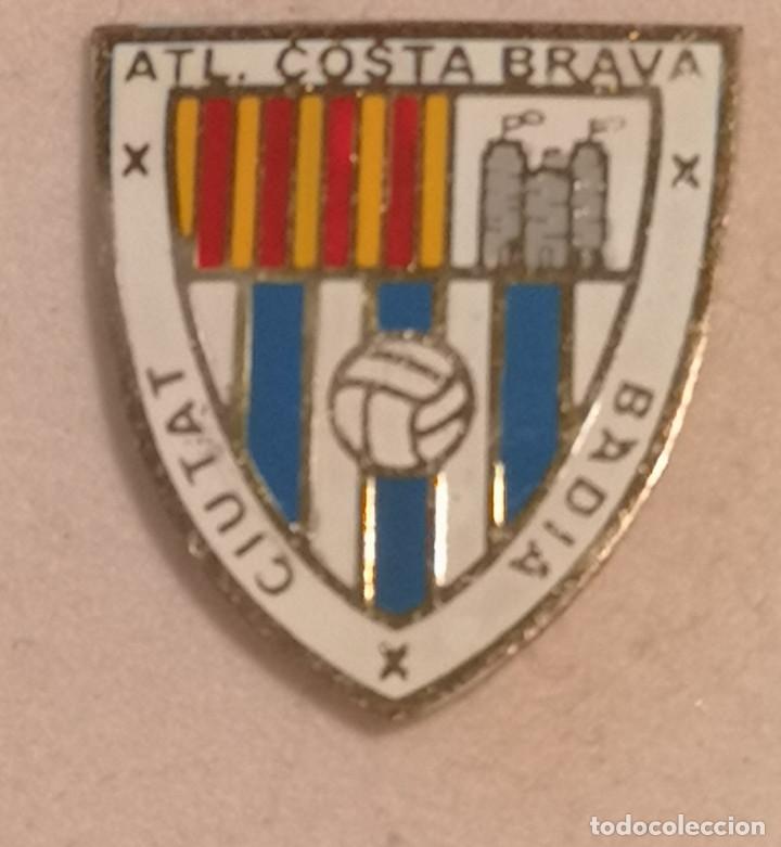 Sammelleidenschaft Sport: PIN FUTBOL - BARCELONA - BADIA DEL VALLES - ATL. COSTA BRAVA CIUTAT BADIA