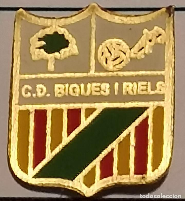 Sammelleidenschaft Sport: PIN FUTBOL - BARCELONA - BIGUES I RIELLS - CD BIGUES I RIELS