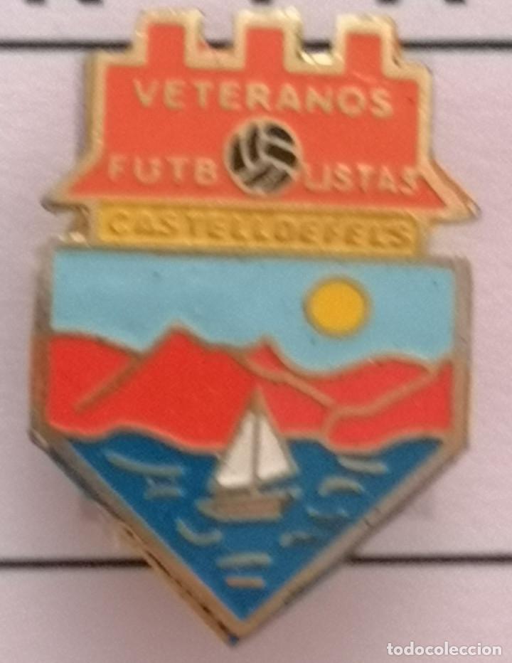 Colecionismo desportivo: PIN FUTBOL - BARCELONA - CASTELLDEFELS - FUTBOLISTAS VETERANOS - Solapa