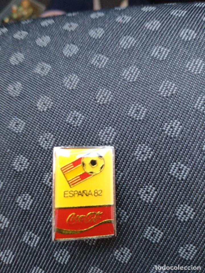 Coleccionismo deportivo: .Insignia Espa&ntilde;a 82 coca cola, Real Federacion Espa&ntilde;ola de futbol 1979