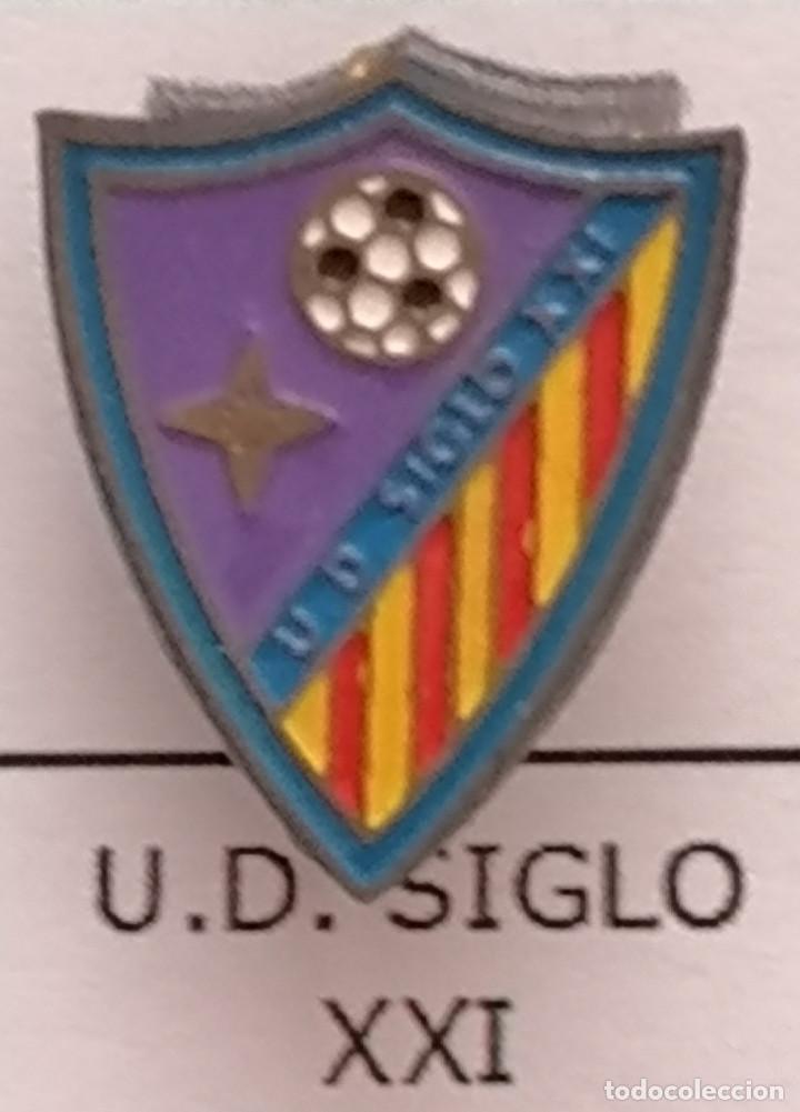 Sammelleidenschaft Sport: PIN FUTBOL - BARCELONA - CERDANYOLA DEL VALL&Egrave;S - UD SIGLO XXI - Aguja