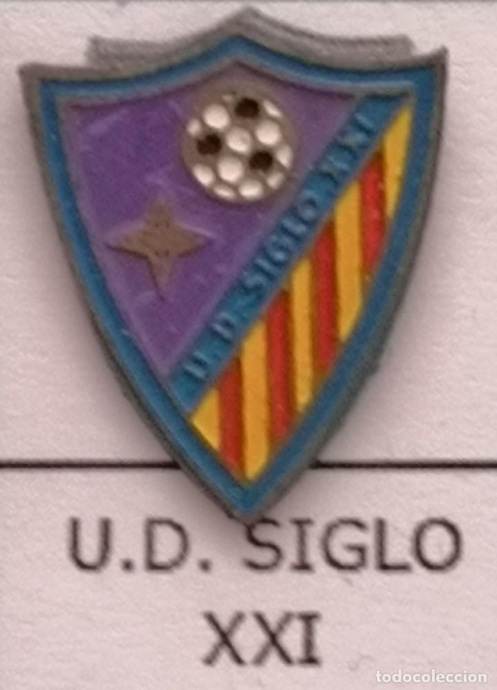 Sammelleidenschaft Sport: PIN FUTBOL - BARCELONA - CERDANYOLA DEL VALL&Egrave;S - UD SIGLO XXI