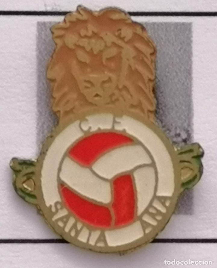 Sammelleidenschaft Sport: PIN FUTBOL - BARCELONA - CERDANYOLA DEL VALL&Egrave;S - CF SANTA ANA