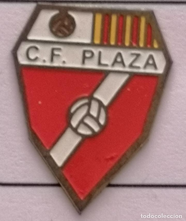 Sammelleidenschaft Sport: PIN FUTBOL - BARCELONA - CERDANYOLA DEL VALL&Egrave;S - CF PLAZA