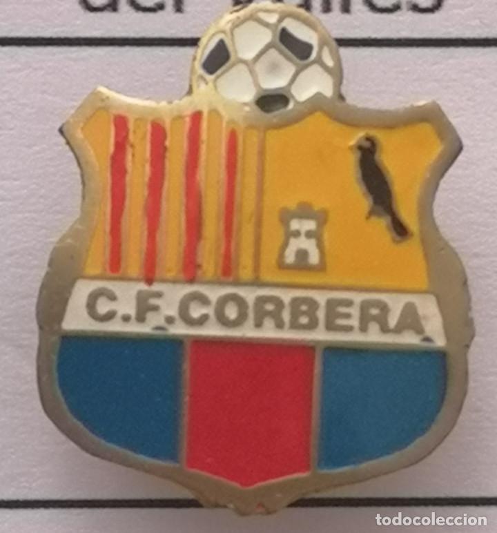 Sammelleidenschaft Sport: PIN FUTBOL - BARCELONA - CORBERA DE LLOBREGAT - CF CORBERA - Solapa