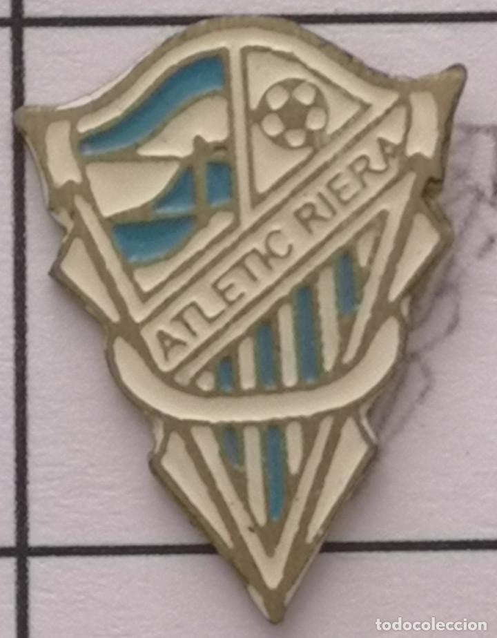 Sammelleidenschaft Sport: PIN FUTBOL - BARCELONA - CORNELL&Agrave; DE LLOBREGAT - ATLETIC RIERA