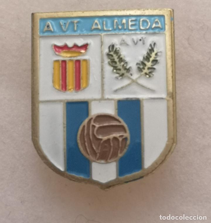 Sammelleidenschaft Sport: PIN FUTBOL - BARCELONA - CORNELL&Agrave; DE LLOBREGAT - A VT ALMEDA - Solapa