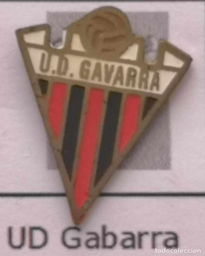 Coleccionismo deportivo: PIN FUTBOL - BARCELONA - CORNELL&Agrave; DE LLOBREGAT - UD GAVARRA