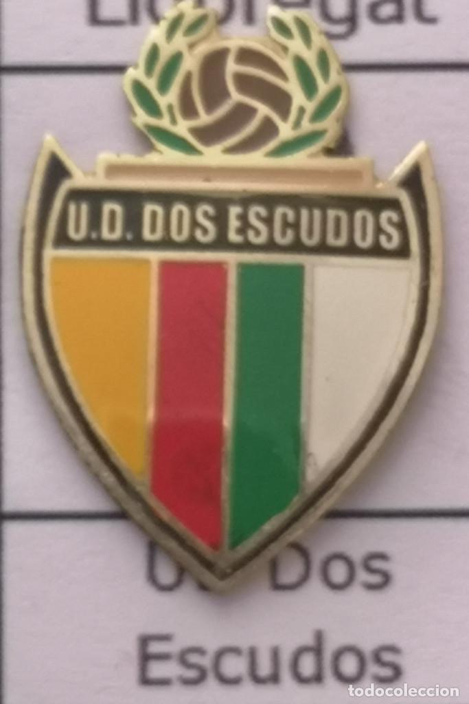 Coleccionismo deportivo: PIN FUTBOL - BARCELONA - CORNELL&Agrave; DE LLOBREGAT - UD DOS ESCUDOS