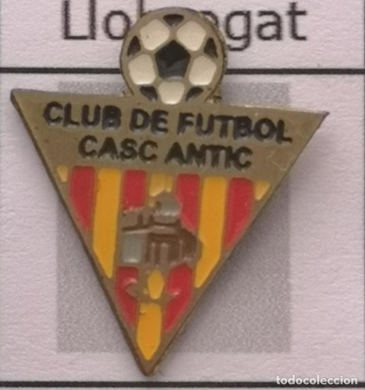 Coleccionismo deportivo: PIN FUTBOL - BARCELONA - CORNELL&Agrave; DE LLOBREGAT - CF CASC ANTIC