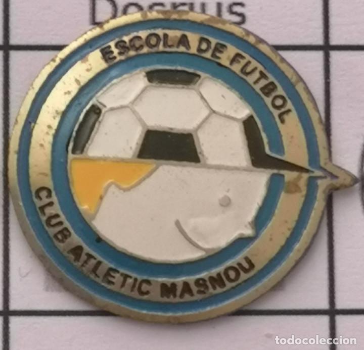Coleccionismo deportivo: PIN FUTBOL - BARCELONA - EL MASNOU - ESCOLA DE FUTBOL CLUB ATLETIC MASNOU