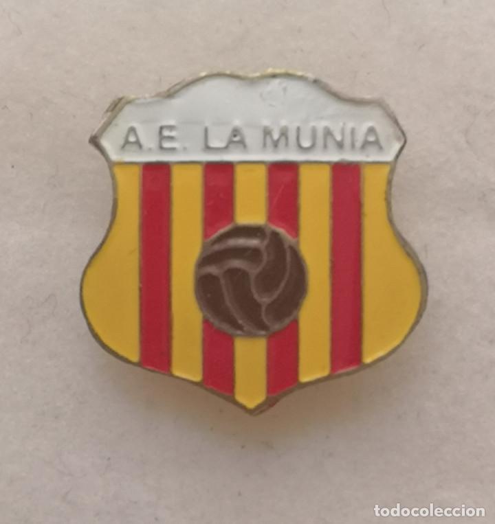Coleccionismo deportivo: PIN FUTBOL - BARCELONA - LA MUNIA - AE LA MUNIA - Solapa