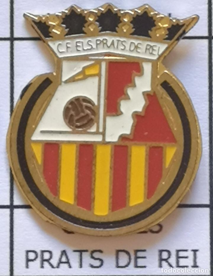 Coleccionismo deportivo: PIN FUTBOL - BARCELONA - ELS PLATS DE REI - CF ELS PRATS DE REI