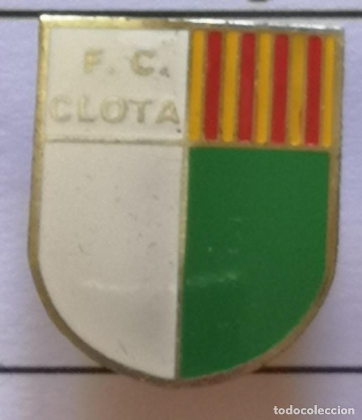 Coleccionismo deportivo: PIN FUTBOL - BARCELONA - ESPLUGUES DE LLOBREGAT - FC CLOTA - Solapa