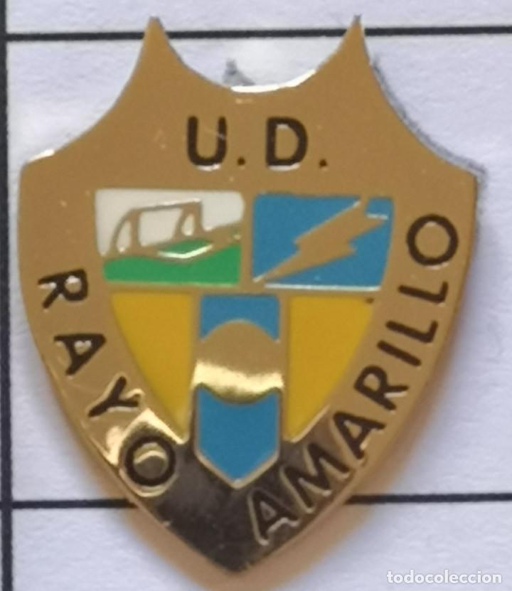 Coleccionismo deportivo: PIN FUTBOL - BARCELONA - ESPLUGUES DE LLOBREGAT - UD RAYO AMARILLO