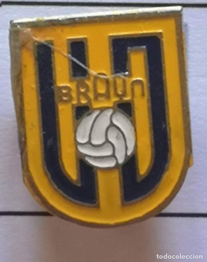 Coleccionismo deportivo: PIN FUTBOL - BARCELONA - ESPLUGUES DE LLOBREGAT - UD BRAUN - Solapa