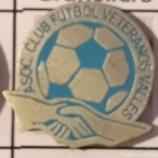 Coleccionismo deportivo: PIN FUTBOL - BARCELONA - GRANOLLERS - ASOCIACIÓN CF VETERANOS VALLES