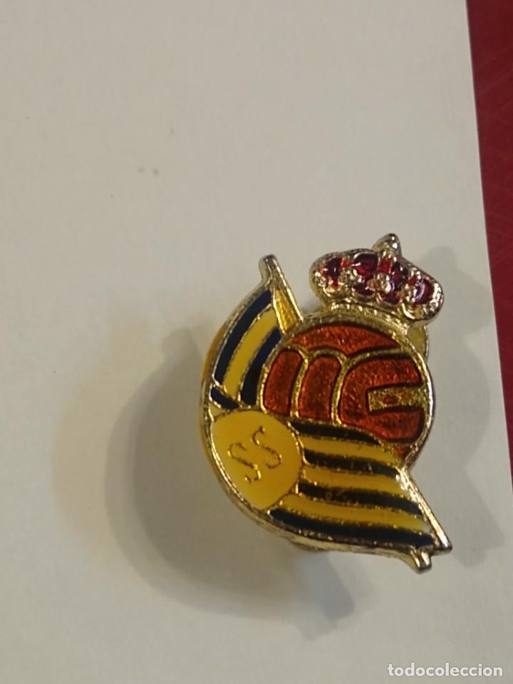 Coleccionismo deportivo: INSIGNIA ESMALTADA SOLAPA FUTBOL REAL SOCIEDAD SAN SEBASTIAN